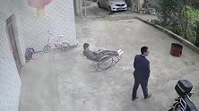 农村小哥坐在摇椅上的搞笑操作，结局让全家人都笑了