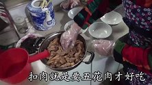 曾姨张罗了一大桌美食，团圆饭一家人举杯庆祝，愿年年有今日