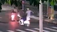 惊险抓捕现场！民警飞身拦车被拖行20余米 毒贩欲逃终被捉