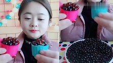 小可爱美女直播吃巧克力爆爆珠，一口咬下去超过瘾，向往的生活
