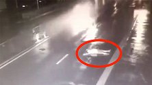 男子和女友吵架赌气，仰躺马路中央被撞飞 交警：自付全责