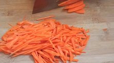 清炒红萝卜丝，做法简单味道好，少盐少油清肠胃