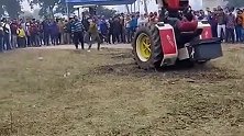 农用拖拉机特技表演，这真是高难度的技术，简直是超乎我的想象！