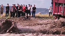 巴彦淖尔暴雨路边“喷泉”致货车被困 救援中绳索断裂人险被冲走