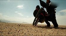 男子在无人区碰到牦牛，差点命丧于此，赶紧骑单车跑路