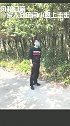 搞笑视频：风和日丽，一家人到田间小路上走走。