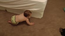 小宝宝要下床，一招屁股向后平沙落雁式，平稳落地，这是高手啊