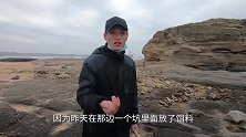 小川在深不见的大坑里摸索，竟然抓到一条“鲨鱼”，太刺激了
