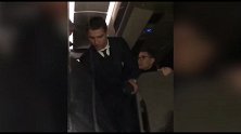 山呼海啸！尤文全队抵达贝尔加莫 C罗现身引爆全场