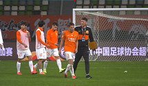 赛后-卓尔气氛不对！刘毅赛后发飙 领队在旁劝说不停
