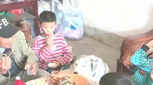 哈士奇：我就这样看着你们吃，你们的良心不会痛吗