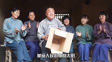 农村大叔用纸箱做伴奏，即兴演唱《万岁毛主席》，也太好听了吧！
