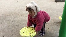 一岁多宝宝看到健身器材要搬回家，妈妈表示爱莫能助