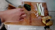 小伙儿自制300年历史的北方菜卷煎，大饼卷着吃带劲