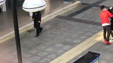 你会帮助一个被男朋友暴打的女生吗？中国街头测试！