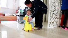 小孔宝拿着便盆当玩具了，平时就当小马骑一会，能带音乐就更好了