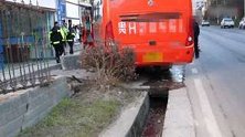 贵州凯里：疲劳驾驶！司机开车打瞌睡，客车一头冲进交警队