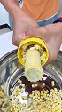 宝宝平时爱吃玉米粒，剥玉米让我很头疼，闺蜜介绍的玉米脱粒器挺好用，脱利干净，玉米粒很完整