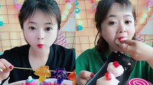 小姐姐直播吃彩色小雨伞果冻，各种味道任意选，是我向往的生活