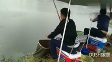 两位钓友细雨中挥杆作钓、没想接连上鱼感叹雨天钓鱼正当时