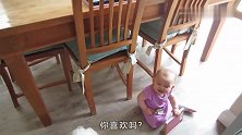 妈妈往宝宝脸上喷东西，宝宝一愣一愣的，傻乎乎的样子好可爱