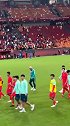 实拍国足赛后谢场 现场球迷怒斥：丢人现眼！邵佳一下课！