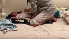 宝宝玩了一天，妈妈给宝宝洗完澡换睡衣，宝宝还没玩够哭闹着不睡