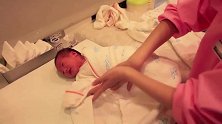 产科护士讲解正确包裹新生儿的方法，宝爸宝妈抓紧看