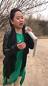 女歌手唱一首《母亲》，感人至深，听了还想听