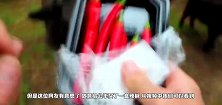 男子给公羊吃辣椒，公羊毫不犹豫一口一个，逗笑在一旁的主人