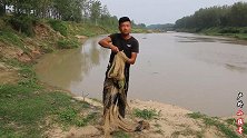 农村小猛哥撒网遭挂底，只因用对这招，挂网上百次，从未弃网