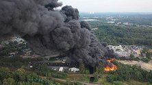 航拍波兰一疑似化学废物贮存场火灾 过火面积8千平黑烟直冲天际