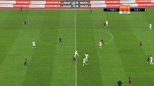 第37分钟广州富力球员黄政宇(U23)黄牌