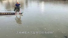 河里黑压压一片，小伙一网子下去，瞬间捞起“大货”！