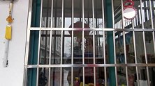 贴春联迎新春，房车里面过大年，祖孙三代欢乐多