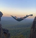 澳大利亚一对兄妹将吊床悬挂在20多米高的岩石上过夜