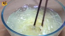 教你酸辣土豆丝新方法，酸辣又脆爽，上桌抢着吃！