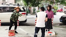 二商贩赌气卖鸡蛋，顾客坐收渔翁之利，笑得人肚子疼