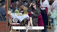 宋佳在巴黎街头吃薯条，大波浪配风衣尽显优雅风情，美得路人都停留拍照