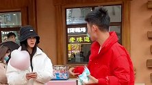 女友带我来逛美食街，还给我买了棉花糖，可她好像有点不开心呢！