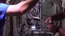 空间站里有趣的实验，展示了水在微重力环境中的形态 ！