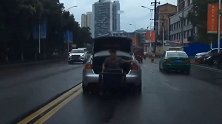 男子坐后备箱手拉斗车招摇过市 民警：罚！