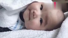 刚睡醒的小宝宝揉揉眼睛就看看妈妈，害羞的笑容把心都萌化了