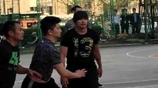 街球-15年-周杰伦现身北京东单蓝球场 杂耍运球独领风骚-新闻