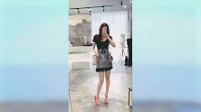 俊俏的美女穿搭有范，自照也是很好看，喜欢前一套还是后一套