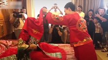 岳父着新娘服扮新娘 新郎满脸期待掀开瞬间笑翻众人