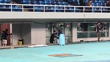 直击-马西卡赛后走路 一瘸一拐人和大腿伤得不轻
