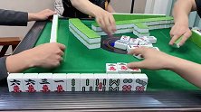 四川麻将：下家这出牌速度也是没谁了！气的麻友拍桌子，难搞哦！
