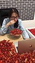 我是该说小姐姐工作认真，还是吃东西认真啊，有钱人的世界不敢问