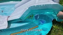 小伙用气垫搭建水上乐园，黄小鸭在里面快乐玩耍，真是太好笑了